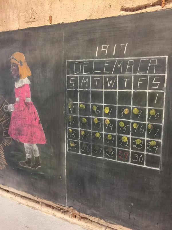 美中学惊现100年没擦过的黑板 被古人笔迹惊呆