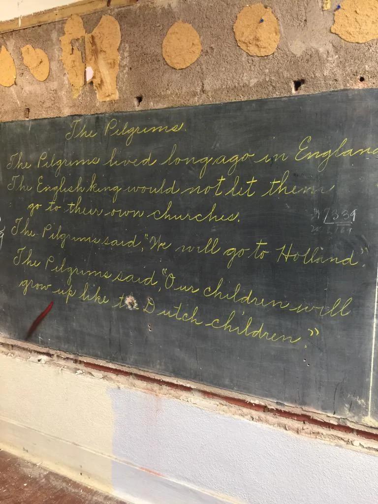美中学惊现100年没擦过的黑板 被古人笔迹惊呆