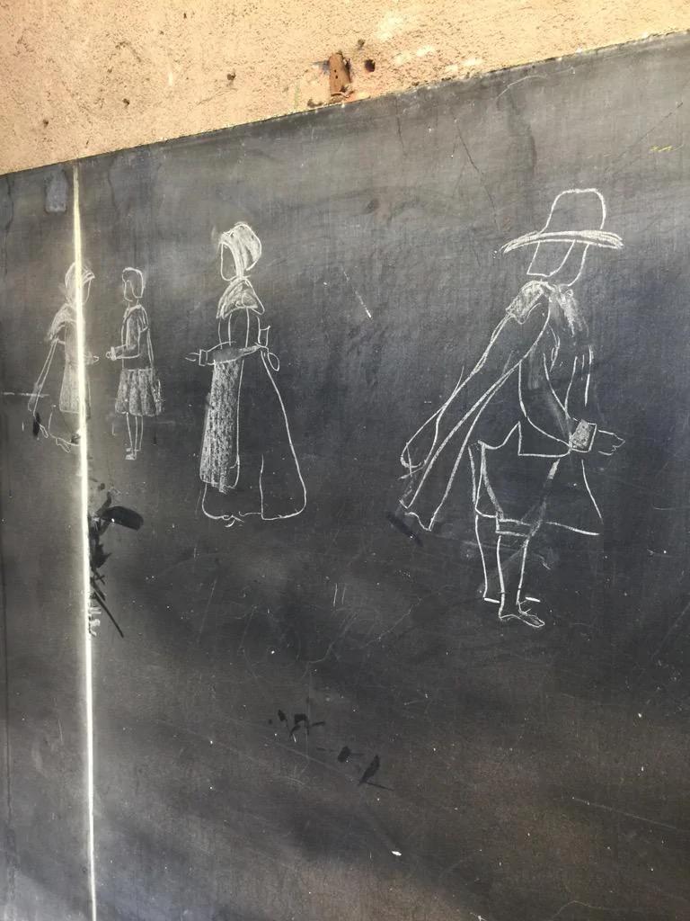 美中学惊现100年没擦过的黑板 被古人笔迹惊呆