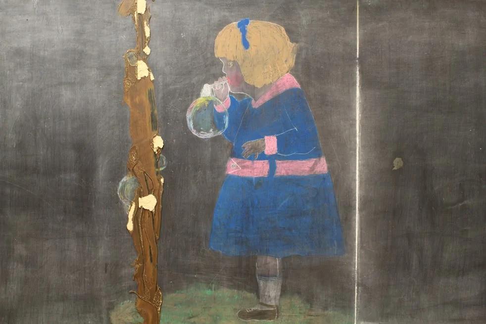 美中学惊现100年没擦过的黑板 被古人笔迹惊呆