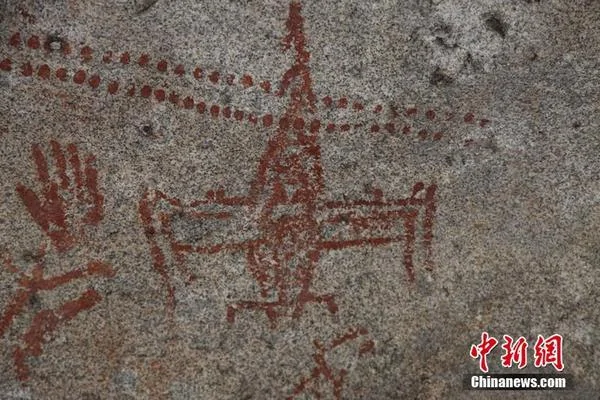 新疆哈巴河現1萬年前洞穴岩畫圖案似飛機(圖)