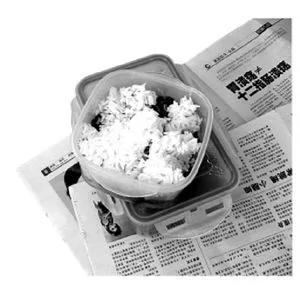 太可怕了 吃饭时别用报纸垫桌子!