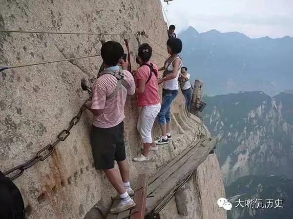 他们用生命在修路 看一眼都腿软的华山长空栈道