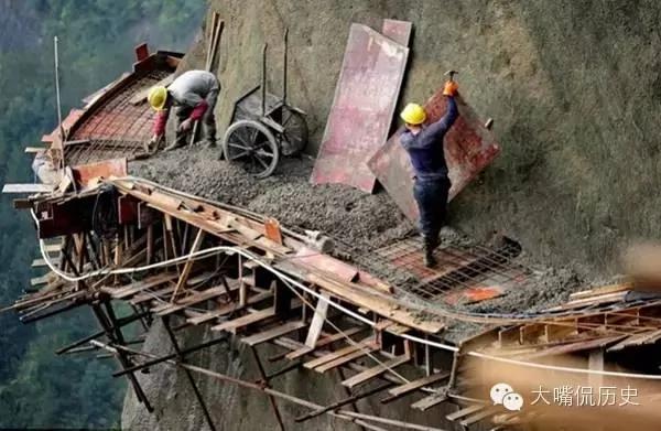 他们用生命在修路 看一眼都腿软的华山长空栈道