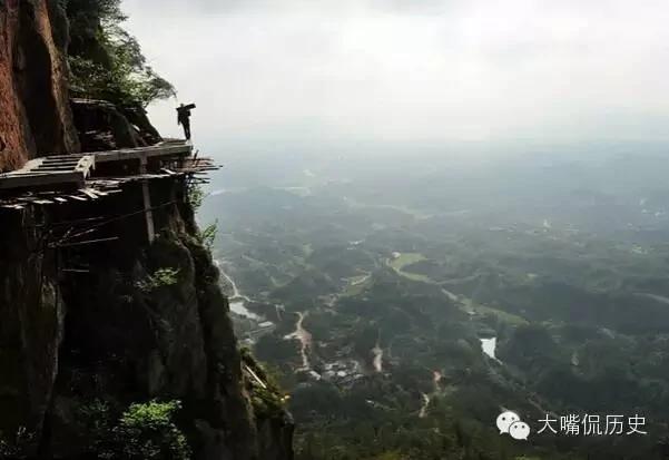 他们用生命在修路 看一眼都腿软的华山长空栈道