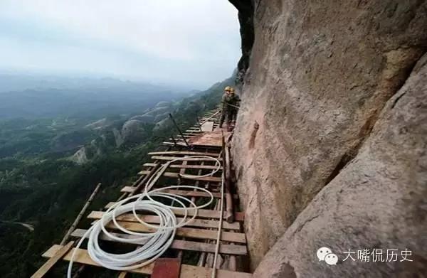 他们用生命在修路 看一眼都腿软的华山长空栈道