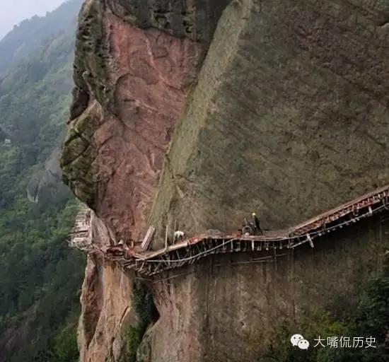 他们用生命在修路 看一眼都腿软的华山长空栈道