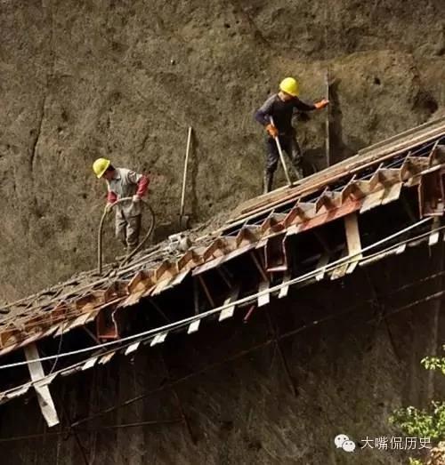 他们用生命在修路 看一眼都腿软的华山长空栈道