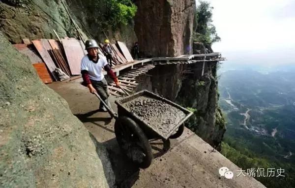 他们用生命在修路 看一眼都腿软的华山长空栈道