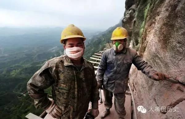他们用生命在修路 看一眼都腿软的华山长空栈道