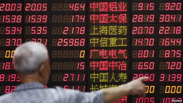 一名上海股民在一處證券交易地點觀看電子屏幕顯示的股市行情（2015年6月30日）