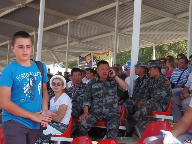 俄羅斯與中國擴大合作。去年8月俄羅斯軍方主辦坦克大賽，中國軍隊參加，在看台上的中國軍官。
