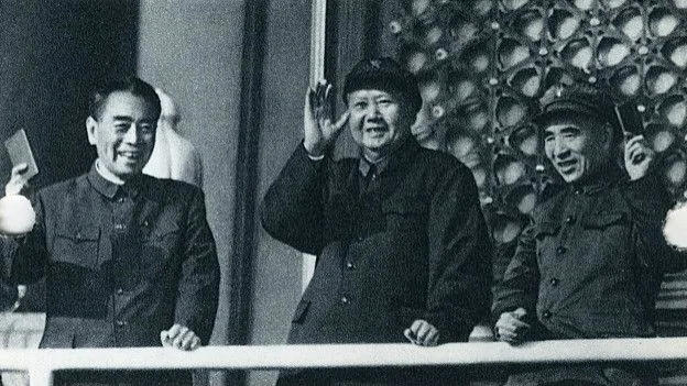毛泽东（中）与周恩来（左）和林彪（右）