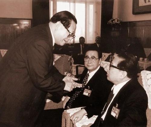乔石曾带军警“押送”江泽民到中央党校