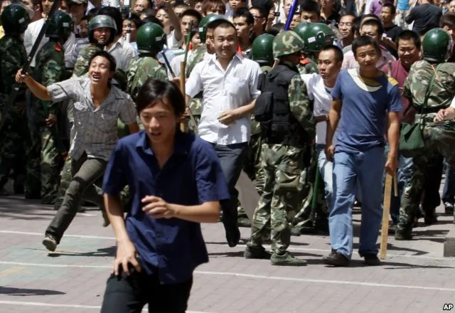 2009年新疆七五事件中部分漢族人遭到襲擊，後來，7月7日，手持棍棒的漢人衝破武警警戒線，試圖攻擊維吾爾人。