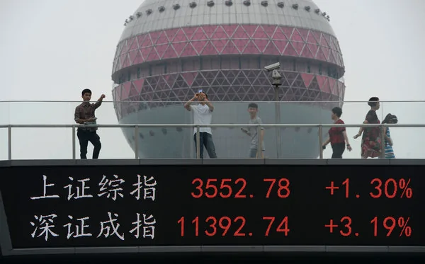 上海的一座步行桥上实时显示股票行情。中国已经宣布了一系列措施来稳定股价。