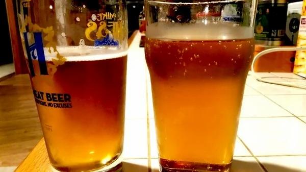 两杯啤酒,你选哪杯?教你一个简单方法,看出店里的啤酒杯是否干净