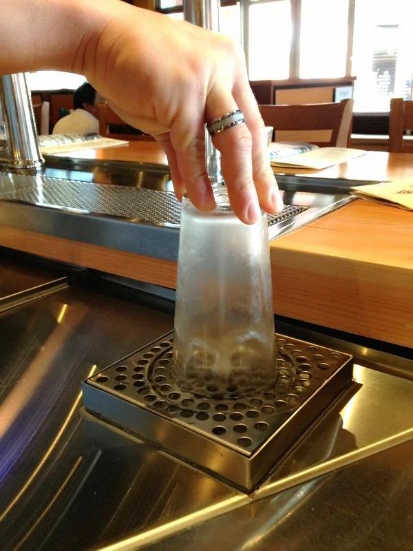 两杯啤酒,你选哪杯?教你一个简单方法,看出店里的啤酒杯是否干净