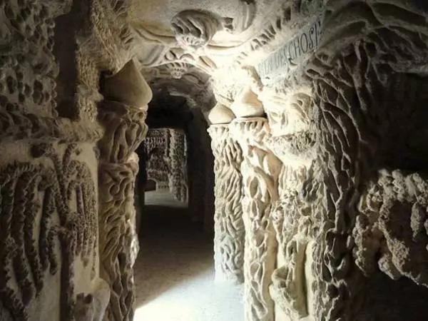 这座城堡竟然是一个邮递员独自33年,天天捡石头建成的!最后还变成了文化遗产!