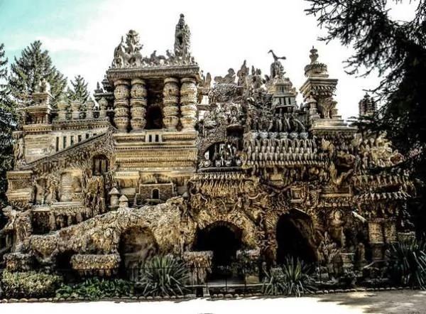 这座城堡竟然是一个邮递员独自33年,天天捡石头建成的!最后还变成了文化遗产!
