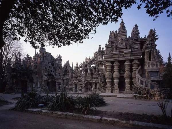 这座城堡竟然是一个邮递员独自33年,天天捡石头建成的!最后还变成了文化遗产!