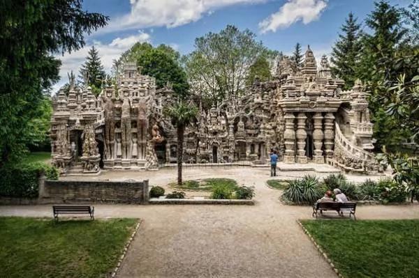 这座城堡竟然是一个邮递员独自33年,天天捡石头建成的!最后还变成了文化遗产!
