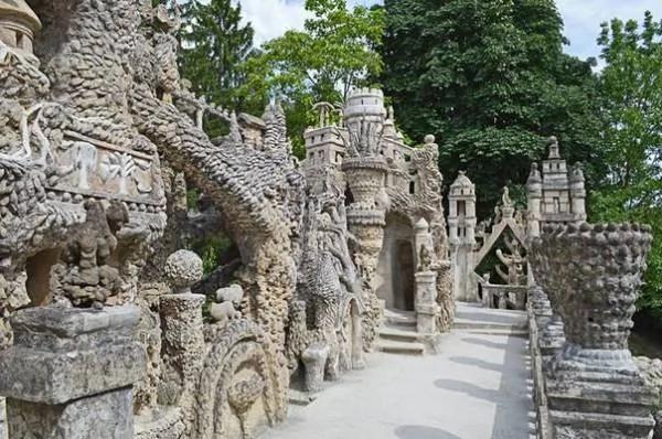 这座城堡竟然是一个邮递员独自33年,天天捡石头建成的!最后还变成了文化遗产!