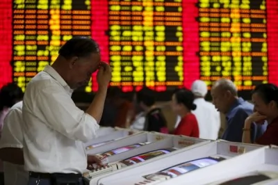 中国股市尾盘急跌跳水，终场收跌2.2％，跌破3700点关卡。（路透）