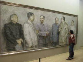 中国画展中有人观看中共文革前政治局常委的肖像画，右起：邓小平、毛泽东、朱德、周恩来、刘少奇、陈云。常委中的林彪不在画上（美国之音张楠拍摄）