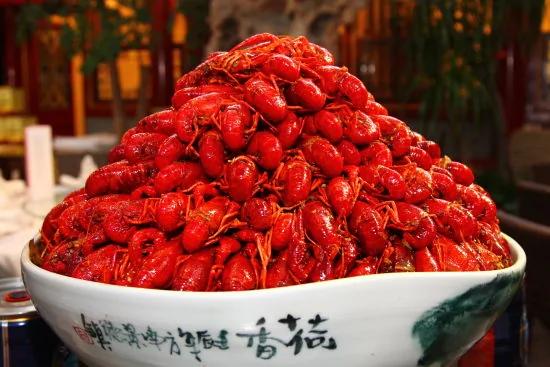 夫妻俩狂吃小龙虾 患病进医院