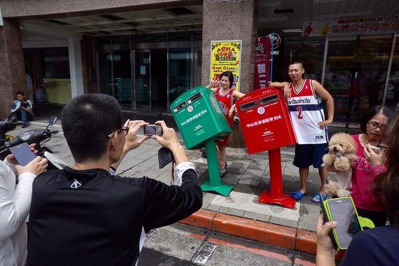 台风苏迪勒的纪念品 歪腰邮筒 民众惊呼超萌