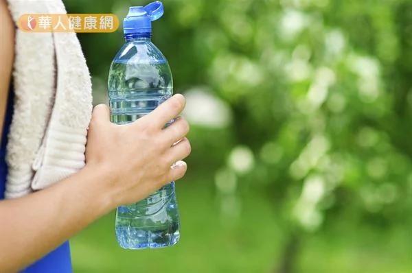 水分补充≠大量喝水 防中暑别做错