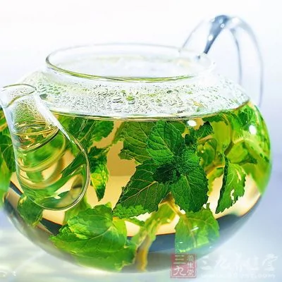 绿茶中富含茶多酚，可与致癌物结合