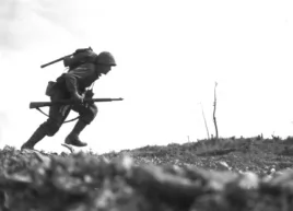 1945年5月10日，沖繩島上，美國海軍陸戰隊戰士保爾森冒著日軍機槍火力衝鋒