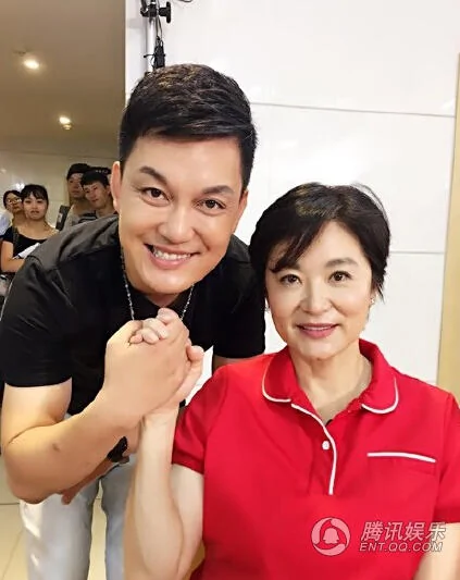 李锐晒众人与林青霞合影照美女秒变背景板 阿波罗新闻网