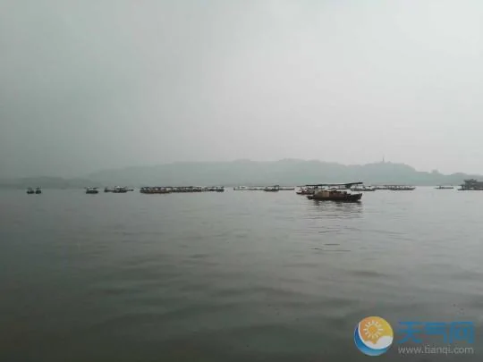 杭州西湖惊现异常天气现象水柱高达10米