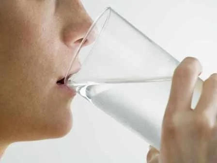 每天喝8杯水科学吗？（新浪科技配图）