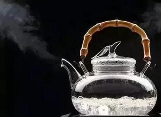 藏私房钱时,一定记得在钱中间夹一张纸!关键时刻能救你一命!