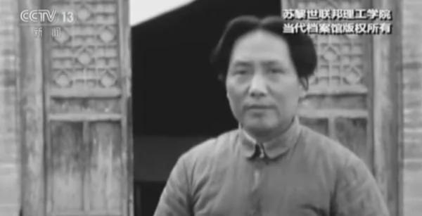 外媒拍下的老毛:廉价香烟抽得香