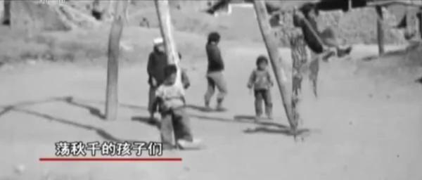 外媒拍下的老毛:廉价香烟抽得香