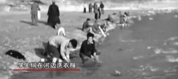 外媒拍下的老毛:廉价香烟抽得香