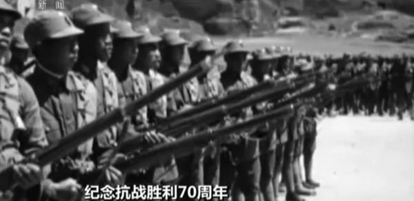 外媒拍下的老毛:廉价香烟抽得香