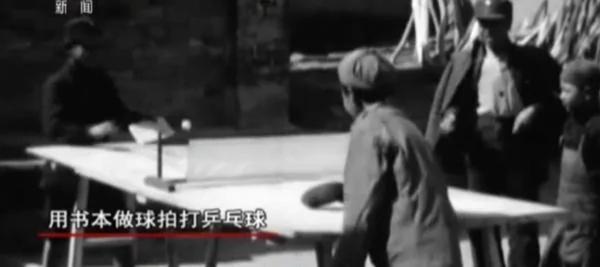 外媒拍下的老毛:廉价香烟抽得香