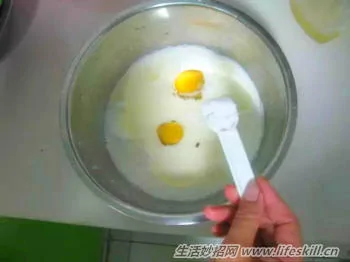 用牛奶、鸡蛋做放心的油条