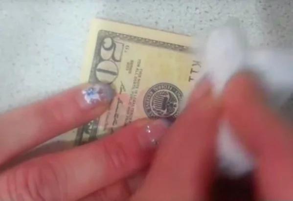 用酒精一直擦拭50美元钞票 没想到没多久钞票...
