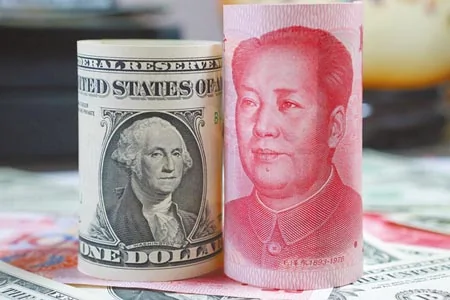 Renminbi and US dollar banknotes.(Photo/CNS)