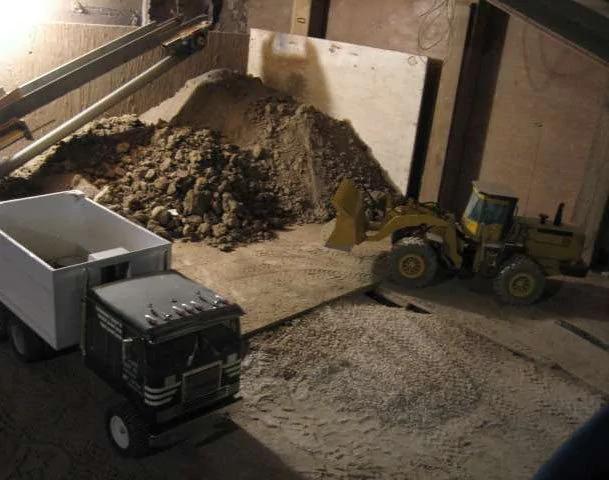 这人竟然在家只用玩具遥控挖土机挖出了一个地下室!