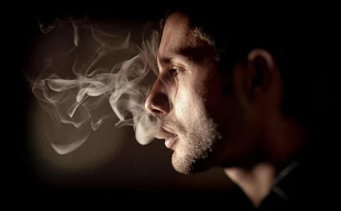 男人抽烟好吗怎么抽烟不伤身体抽烟的危害