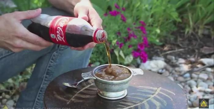 摇晃可乐几下,可乐突然像魔术般变成冰沙