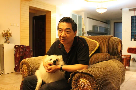 9月10日，张召忠抱着爱犬贝贝，在国防大学的居所和晨报记者聊了三个半小时。　　　晨报首席记者　贺莉丹